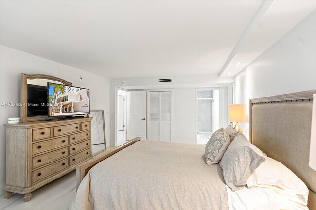 Building Photo - 6039 Collins Ave