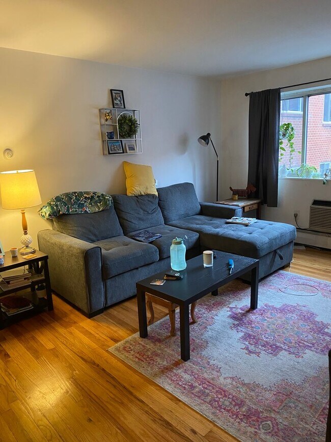 Building Photo - Amazing 2 bed in Allston 5 min away from Brookline... BROKER FEE PAID BY LANDLORD