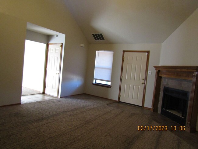 Building Photo - Crown Pointe Area!! PETS ARE NEGOTIABLE WI...