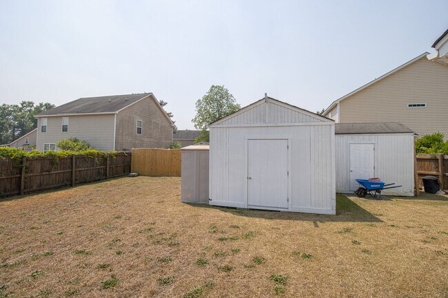 Building Photo - Spacious 3BR in Myers Creek – Fenced Yard, Workshop w/ Electricity & Bright Open Living!