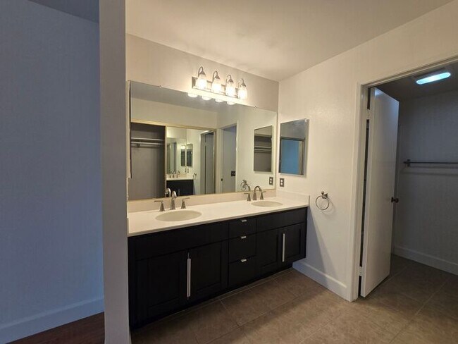 Building Photo - Beautiful 2 Bedroom 2 Bathroom Condo in La Jolla / UTC