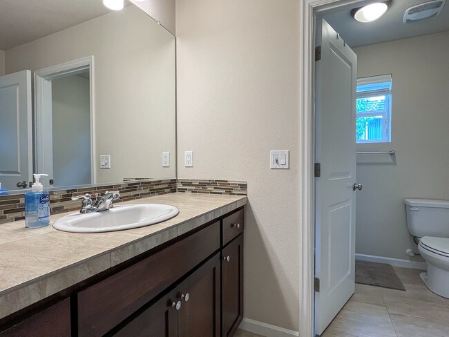 Building Photo - Great 3 Bedroom 2.5 Bathroom Townhouse End Unit!  2 Car Garage  + Washer & Dryer! Near Nike, Inte...