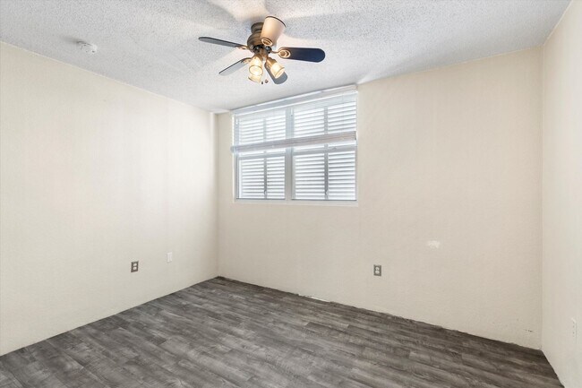 Building Photo - 2 Bedroom 2 Bathroom in the Salt Ponds Con...