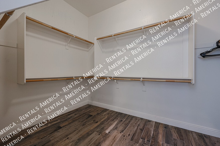 Building Photo - 4121 E Yellowstone Pl