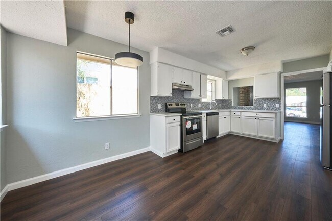 Building Photo - 902 Fieldwood Dr