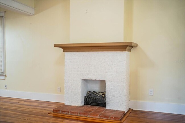 Building Photo - 412 E Tillman Ave