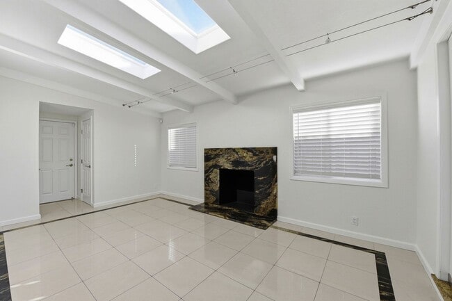 Building Photo - Move-In Ready Blossom Hill Gem – New Bathrooms and many upgrades!