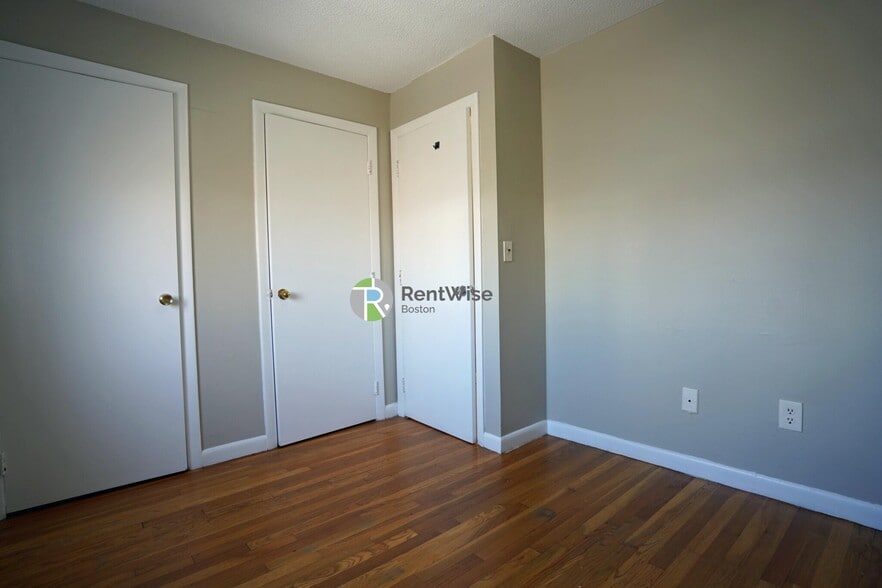 Building Photo - 122 Dustin St