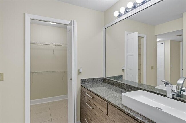 Building Photo - 434 Lakeview Dr