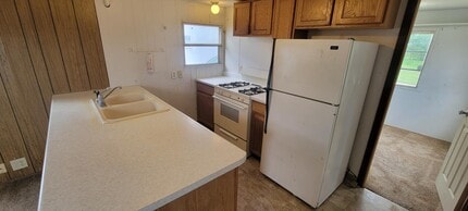 Building Photo - 112 E Cherry St