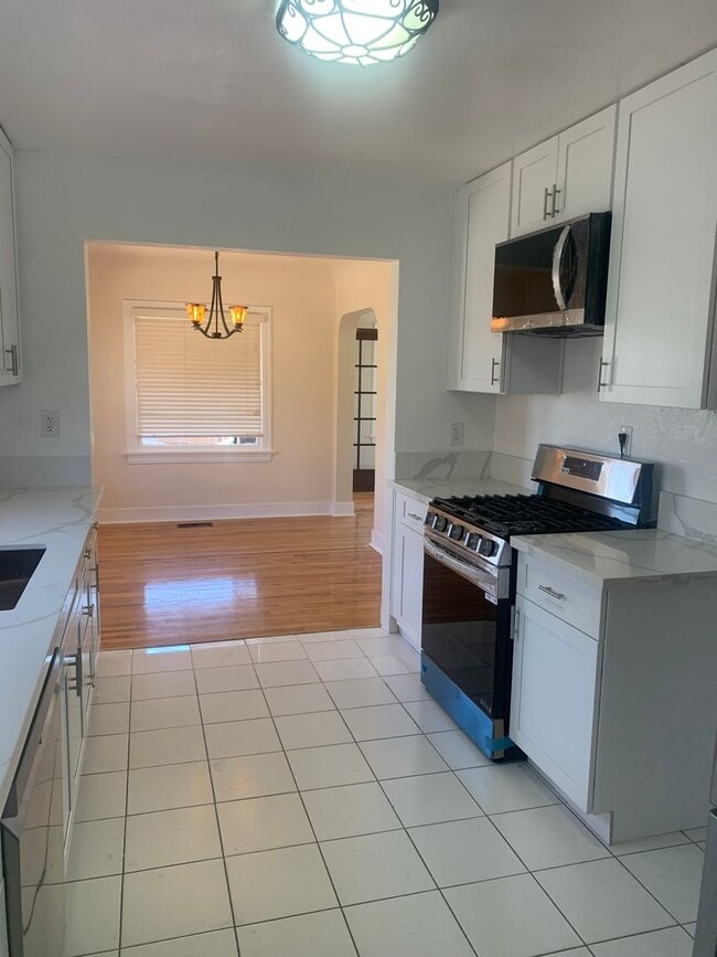 Building Photo - Fully gated Charming craftsman Two bedroom...