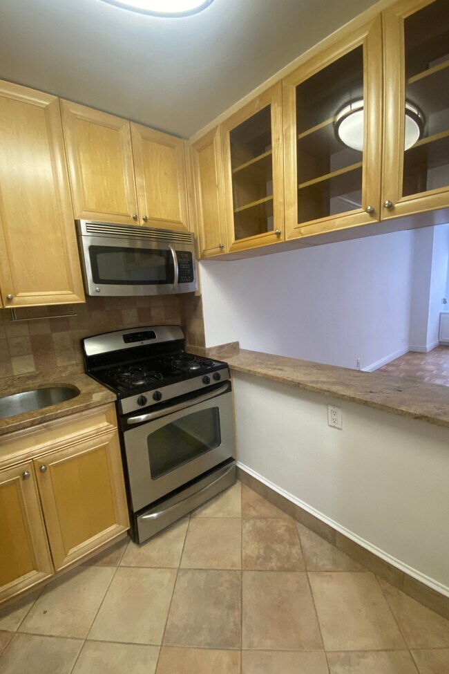 Building Photo - 15 W 72nd St
