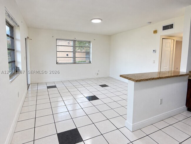 Building Photo - 1525 NE 154th St