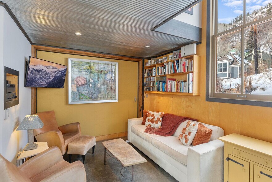 Building Photo - 216 E Galena Ave