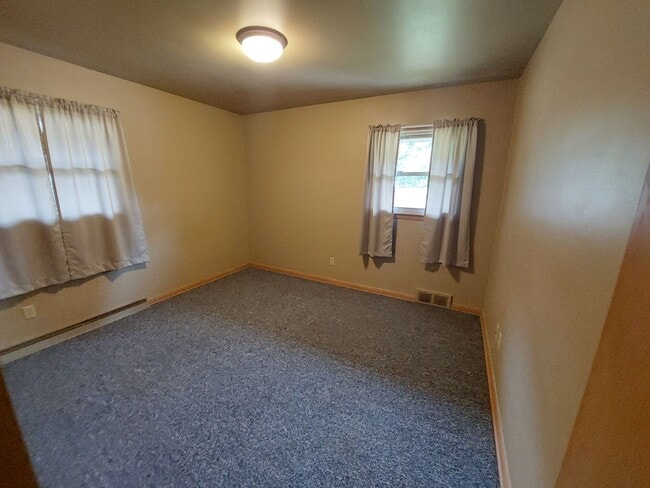 Building Photo - 3 Bedroom 1 1/2 bath brick ranch with 2 ca...