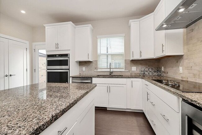 Building Photo - Stunning 3BD/3.5BA End Unit w/ City Views ...