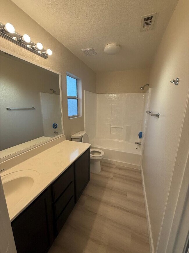 Building Photo - FOR RENT – Spacious 5 Bed / 3 Bath Home in Calexico!