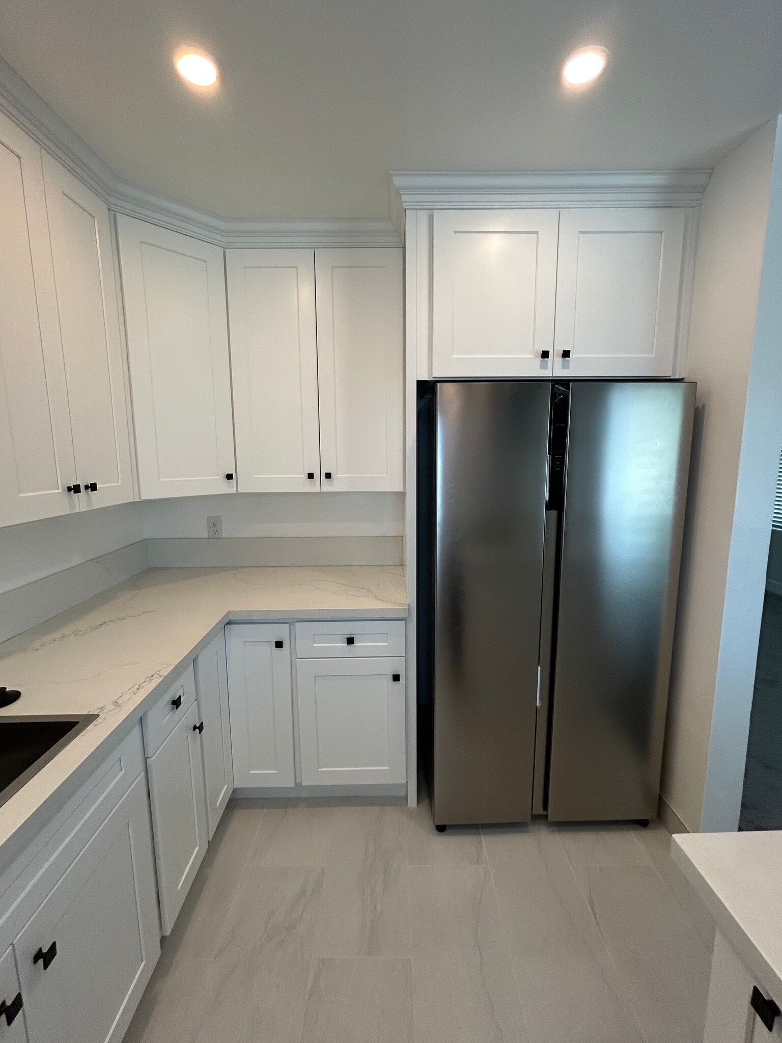 Kitchen - 325 S Doheny Dr