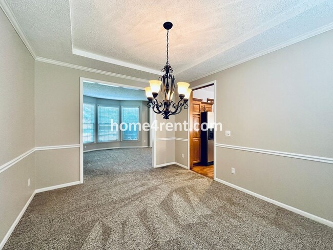 Building Photo - Beautiful, Spacious Home w/ Open Floor Pla...
