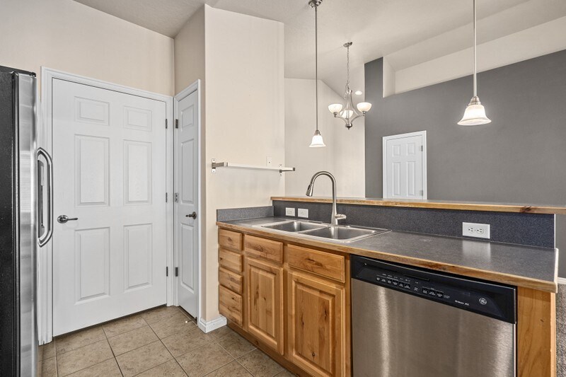 Building Photo - 1061 Canyon Meadow Dr