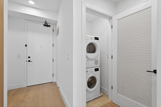 Building Photo - 139 Christopher Columbus Dr