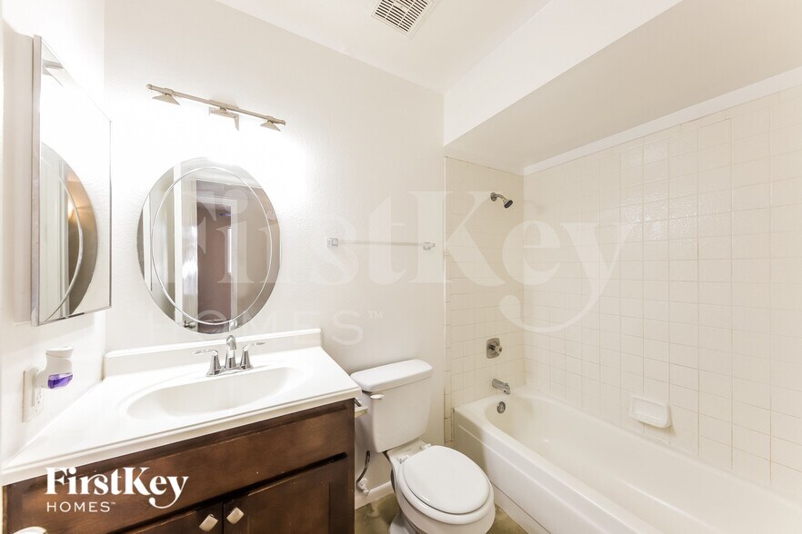 Building Photo - 2121 W Wickieup Ln