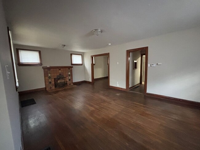 Building Photo - 516 Wrexham Ave