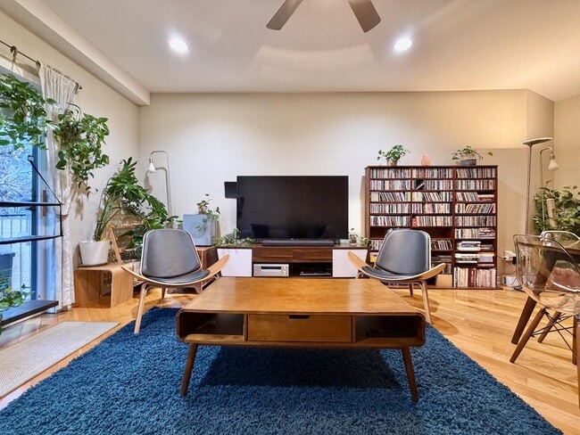 Building Photo - 83 Monroe St