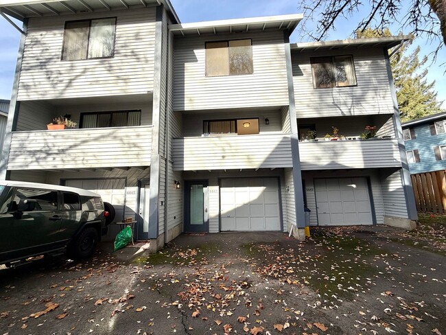 Building Photo - **$1000 DEPOSIT + FREE FIRST MONTH'S RENT** Updated Townhouse in the Heart of Garden Home~ New LV...