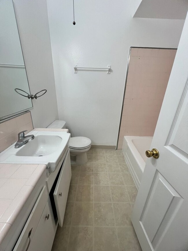 Building Photo - Midtown Ventura - Spacious one bedroom, one bath single level apartment
