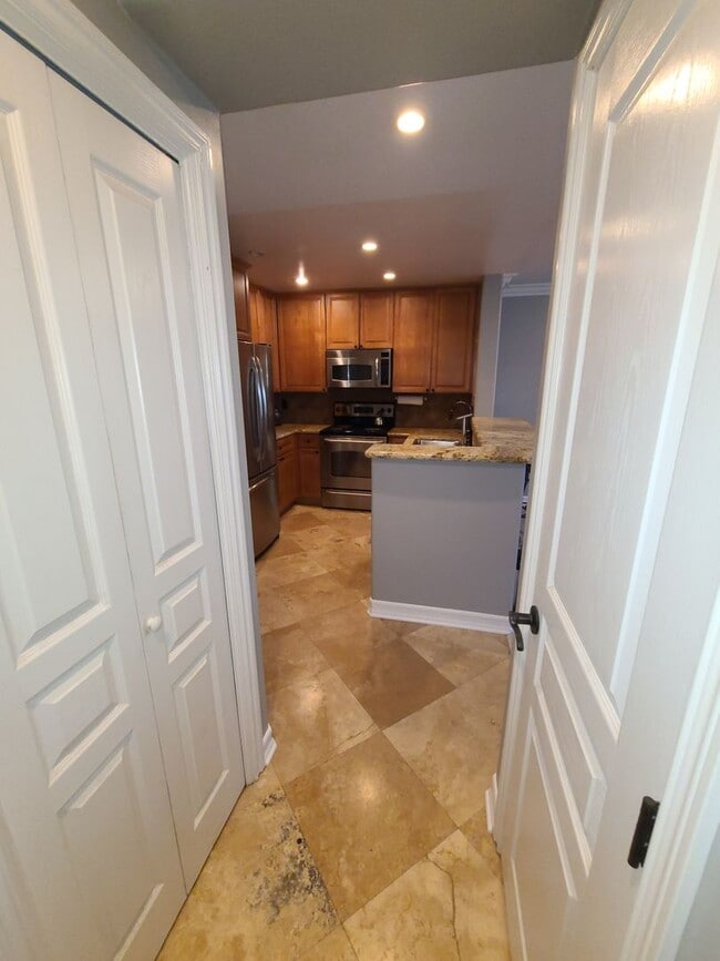 Building Photo - 1 bed 1 bath in UTC with great amenities Pool, hot tub, gym, underground parking.