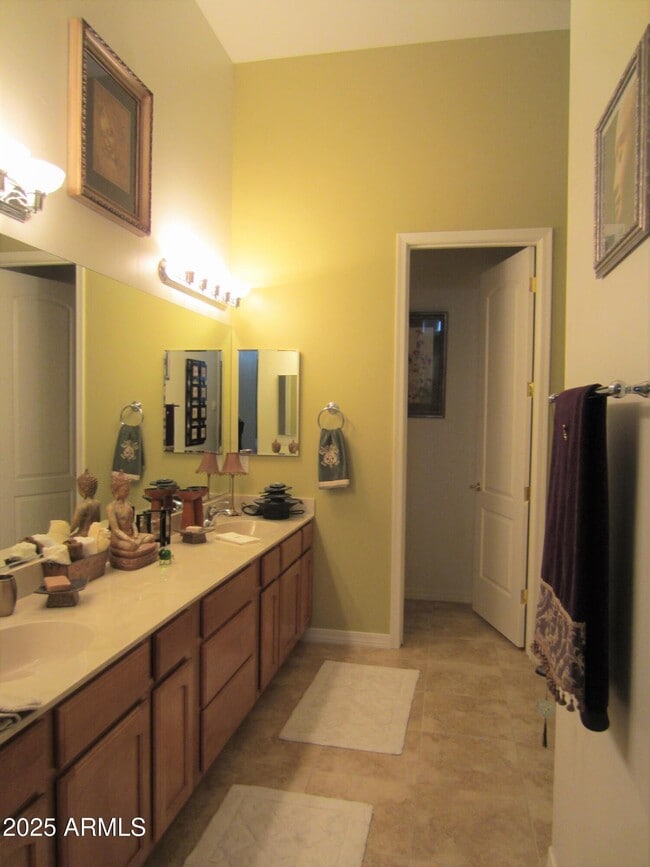 Building Photo - 5715 E la Privada Dr
