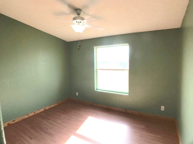 Building Photo - 4 bedroom home in Moriarty. Country Living! Close to I-40.