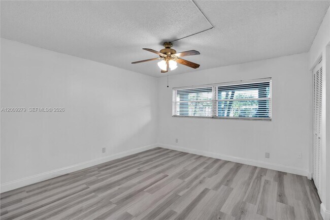 Building Photo - 8513 Old Country Manor