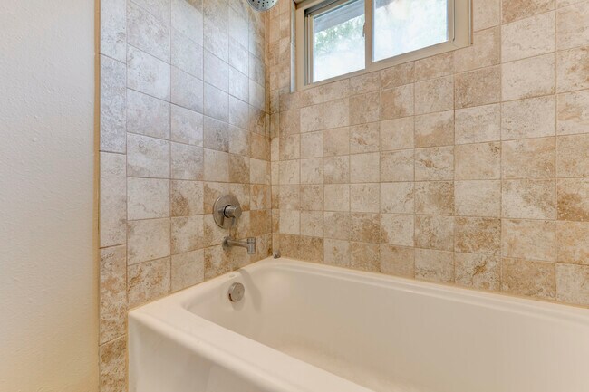 Building Photo - 13918 Hummingbird Ln