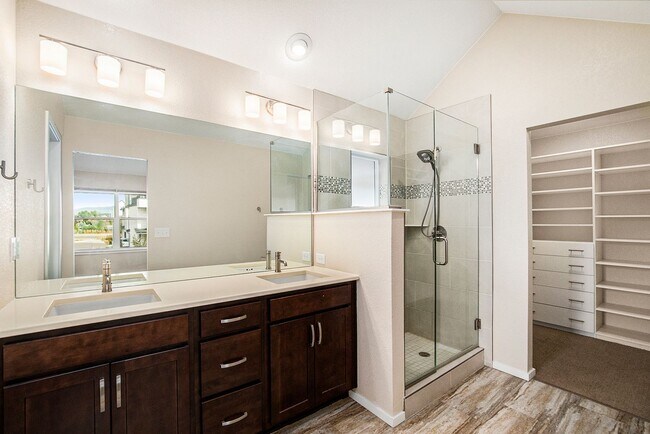 Building Photo - Gorgeous 4 Bed, 3.5 Bath Home in North West Denver