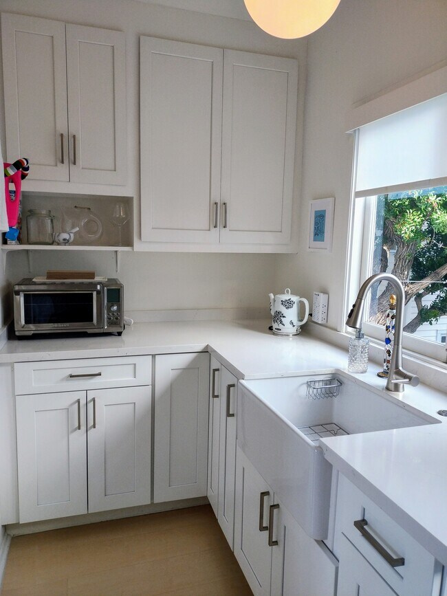 Building Photo - 411 Linnie Canal