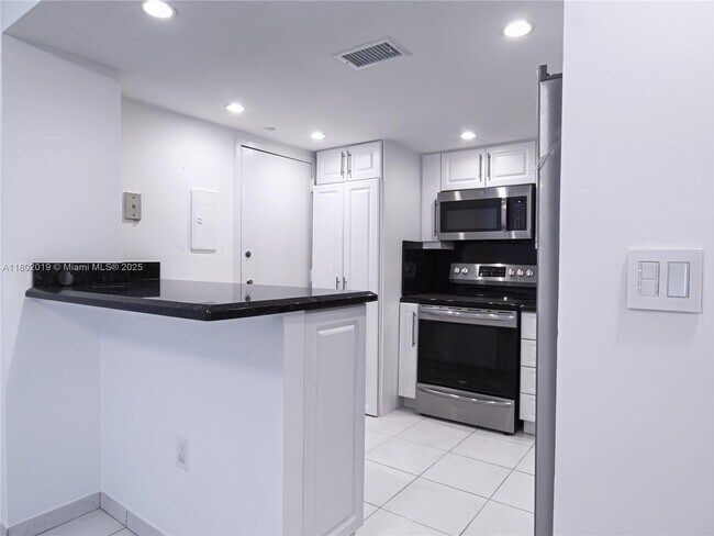Building Photo - 2333 Brickell Ave