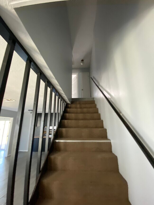 Building Photo - 256 N Berthe Ave