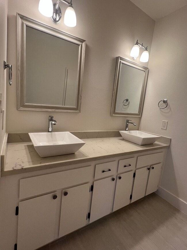 Building Photo - Stunning, spacious and large Milpitas cond...