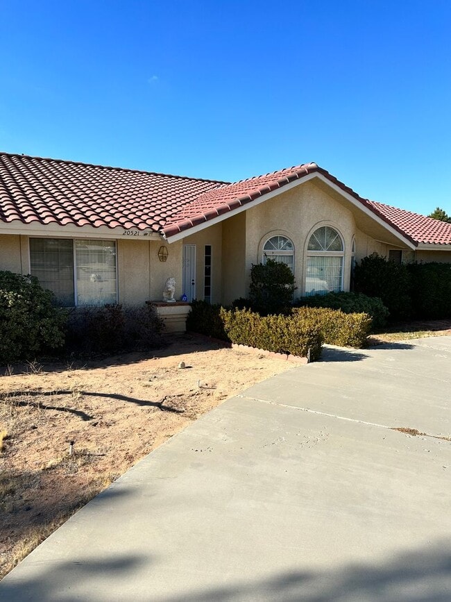 Building Photo - 4 BEDROOM APPLE VALLEY HOME