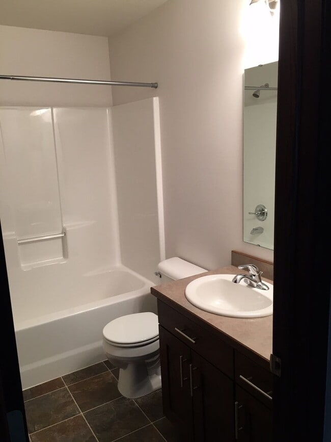 Building Photo - 3 Bed 3 Bath Twin Home