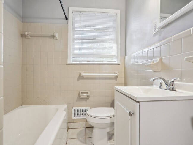 Building Photo - 3 Bedroom Duplex in Decatur