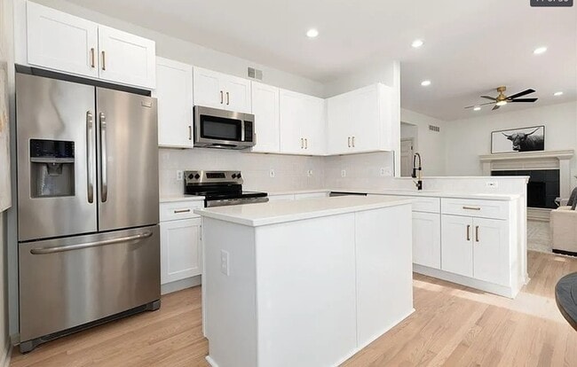 Building Photo - Spacious and Elegant 4 BR 4 BA Home in Olathe!