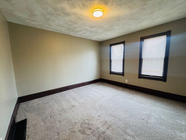 Building Photo - 3621 Sackett Ave