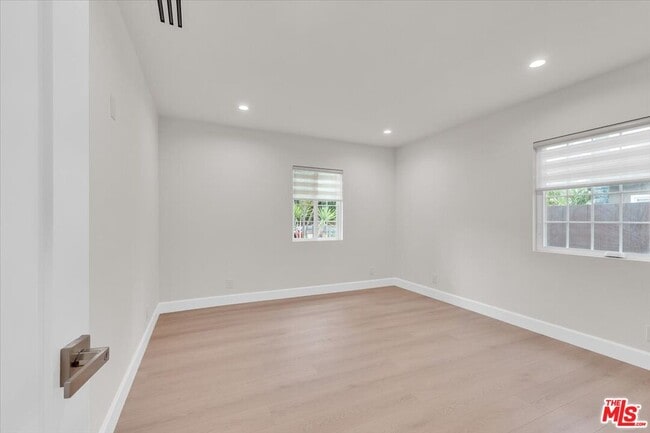 Building Photo - 6915 Encino Ave