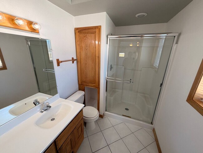 Building Photo - Spacious 3 Bed, 2.5 Bath House in Spokane Valley!