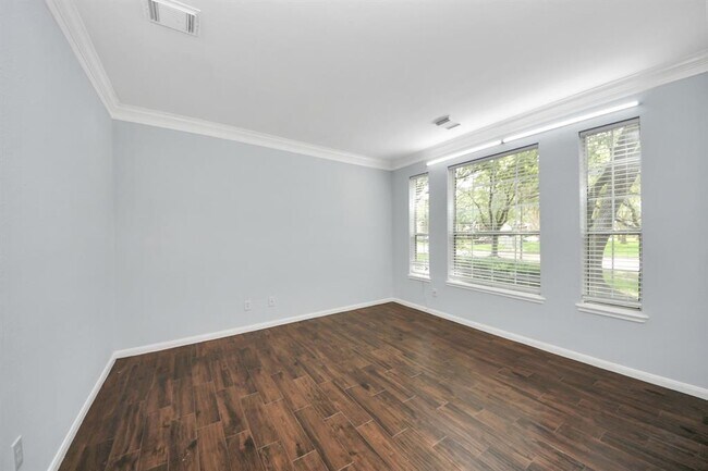 Building Photo - 1302 Raintree Cir