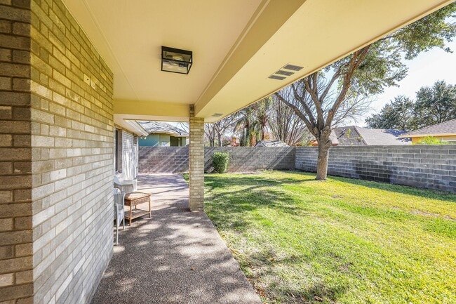 Building Photo - 503 Pine Sisken St