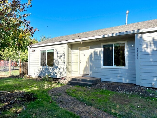 Primary Photo - Powellhurst-Gilbert Updated 4 Bedroom/2 Ba...